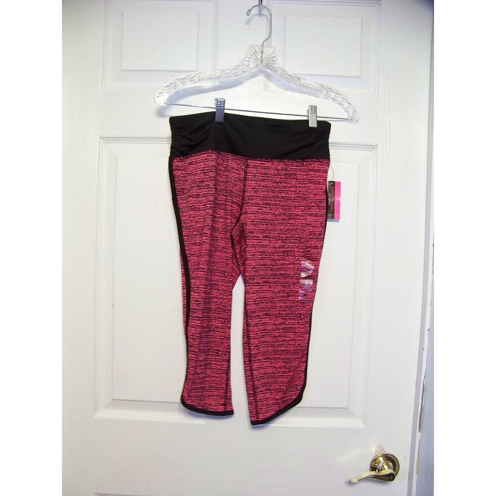 Material Girl Active Flashmode Pattern Capri Legging - Pink Black - size Medium